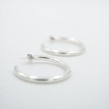Lade das Bild in den Galerie-Viewer, Classic Hoop Earrings