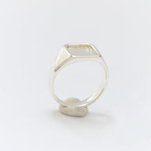 Lade das Bild in den Galerie-Viewer, Letter Signet Ring