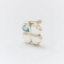 Lade das Bild in den Galerie-Viewer, Topas Four-leaf Clover Pendant