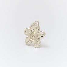 Lade das Bild in den Galerie-Viewer, Smiley Flower Pendant