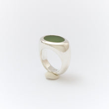 Lade das Bild in den Galerie-Viewer, Jade Table Ring