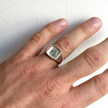 Lade das Bild in den Galerie-Viewer, Letter Signet Ring