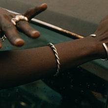 Lade das Bild in den Galerie-Viewer, Twisted Silver Bracelet