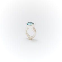 Lade das Bild in den Galerie-Viewer, Chunky Topaz Ring
