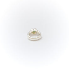 Lade das Bild in den Galerie-Viewer, Peridot Heart Ring
