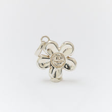 Lade das Bild in den Galerie-Viewer, Smiley Flower Pendant
