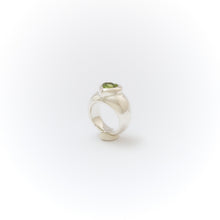 Lade das Bild in den Galerie-Viewer, Peridot Heart Ring
