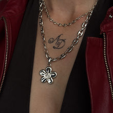 Lade das Bild in den Galerie-Viewer, Smiley Flower Pendant
