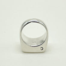 Lade das Bild in den Galerie-Viewer, close up product shot silver signet ring
